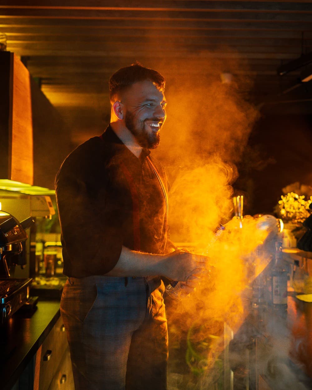 Barman podczas przygotowania drinków
