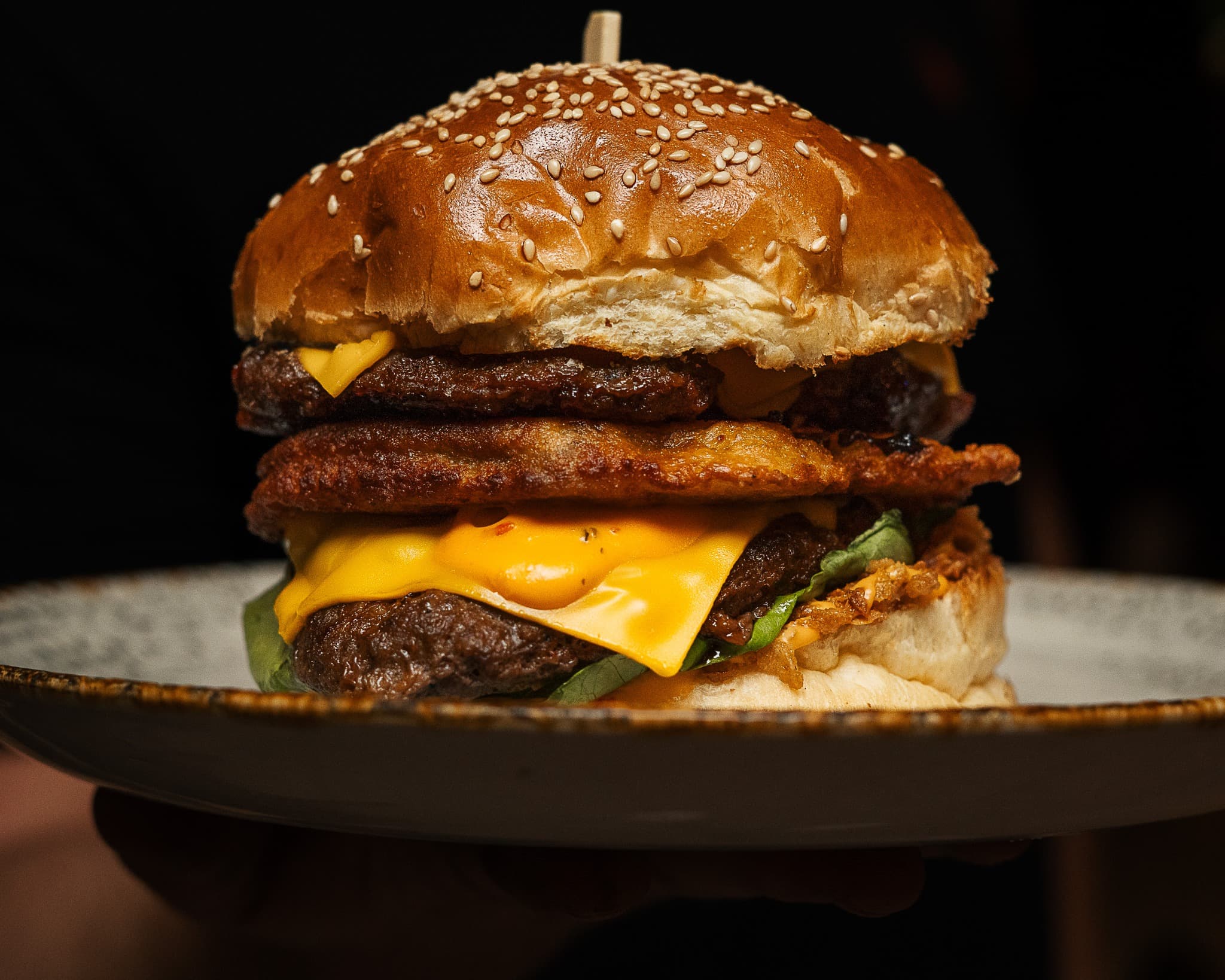 Burger z frytkami