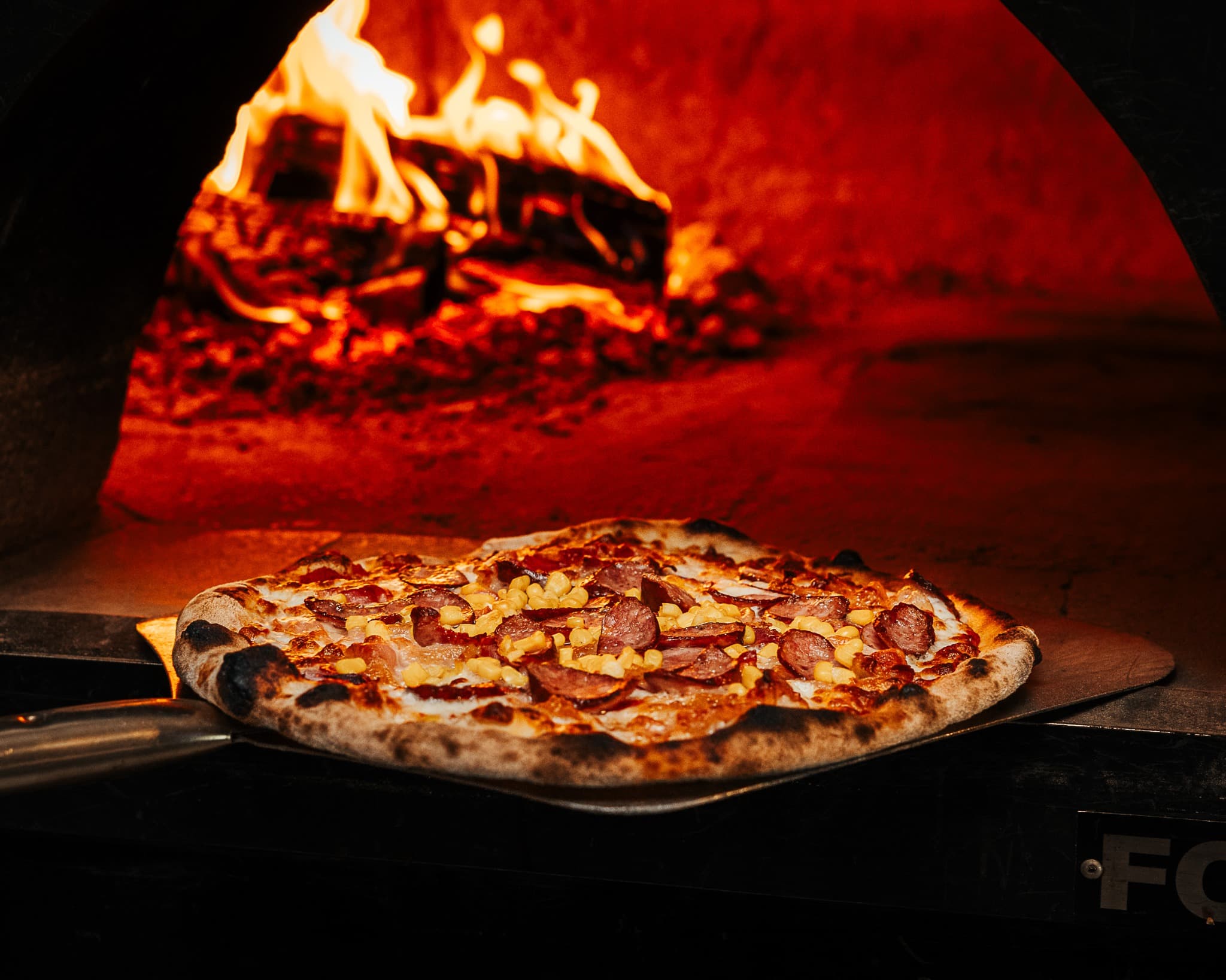 Pizza z pieca opalanego drewnem