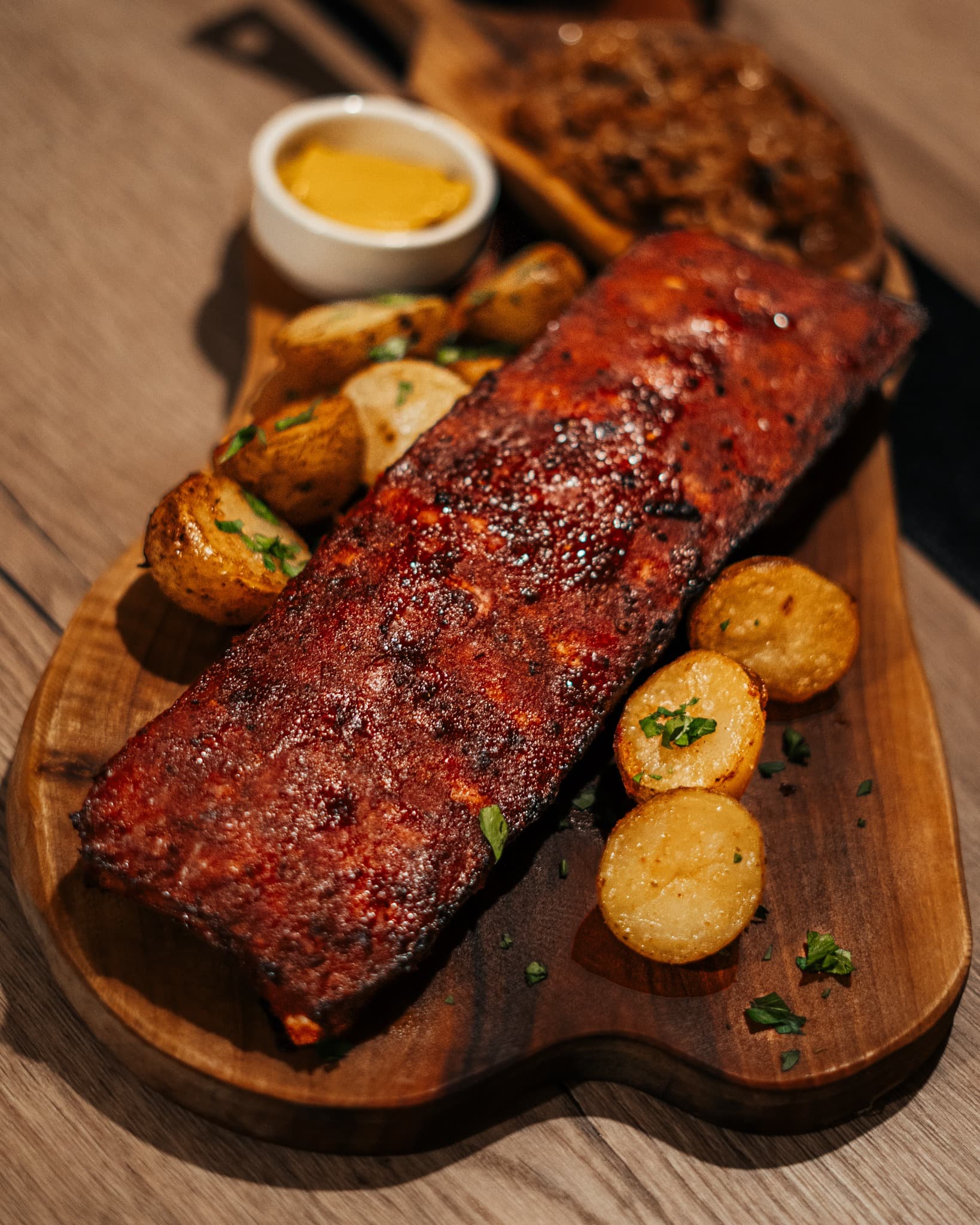 Wolno pieczone żeberka BBQ — danie firmowe Dzikiej Kaczki